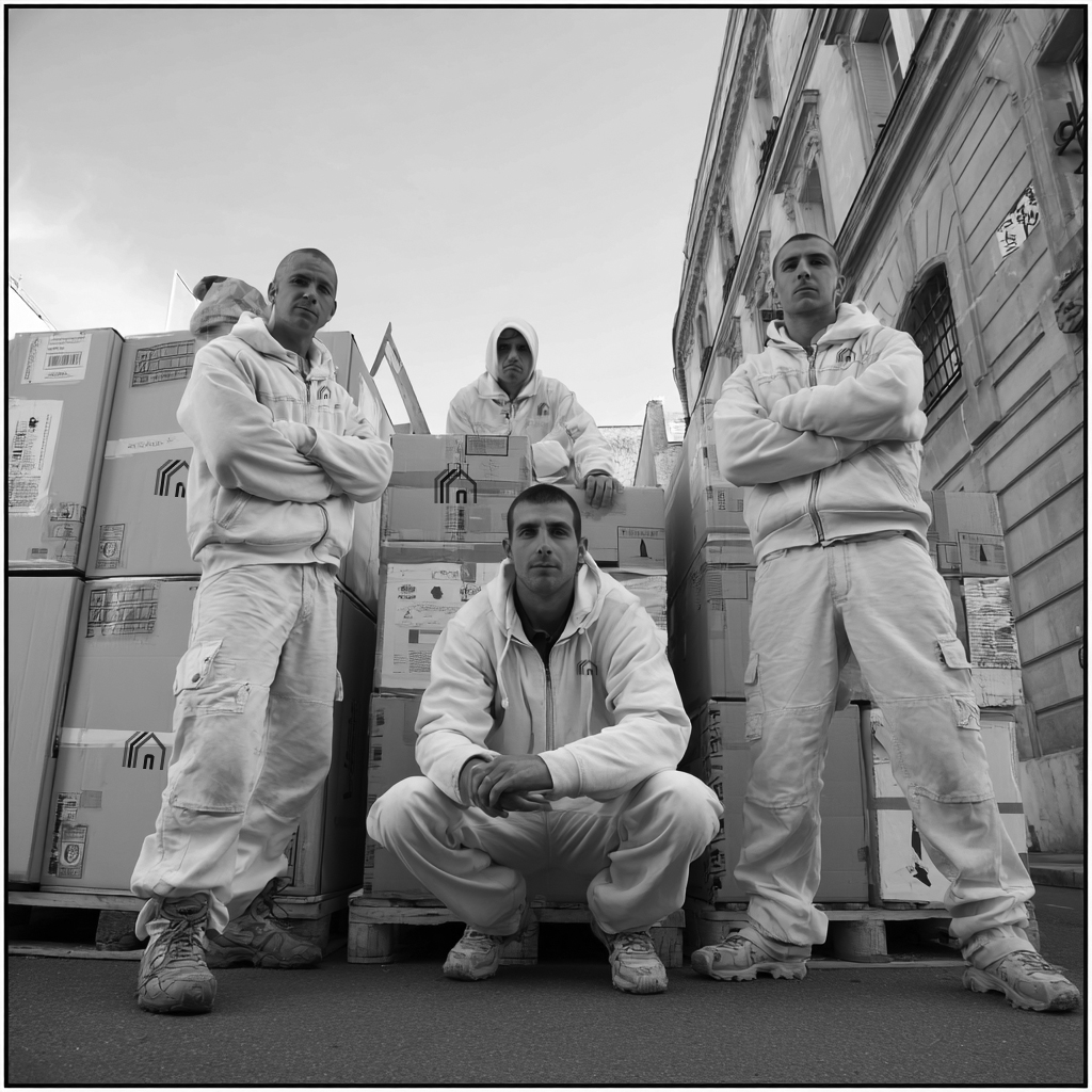 des professionnels du déménagement à Nantes portent des cartons