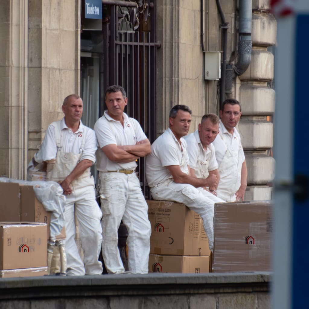 des déménageurs portent des cartons de déménagement a Reims